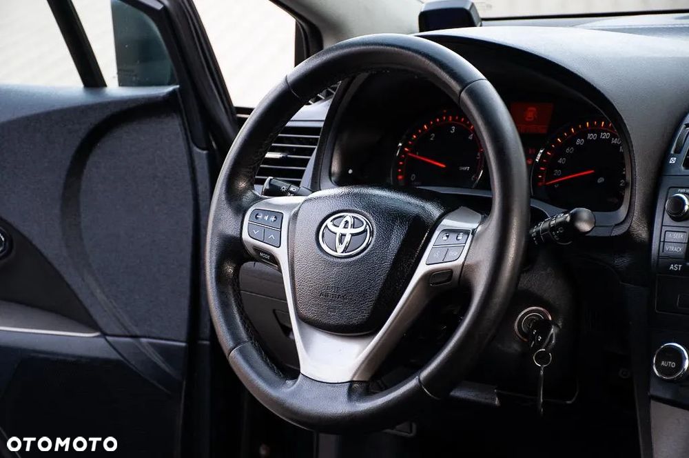 Toyota Avensis 2.2 D-4D X - 32