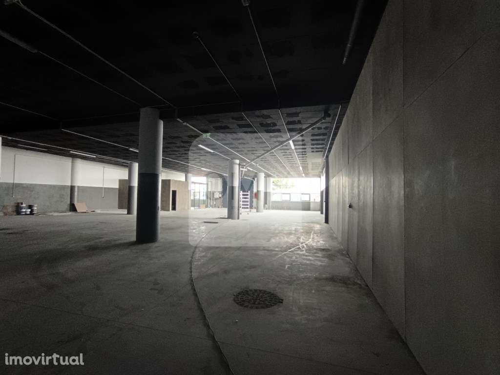 A estrear, armazém de 580 m2 na ZI de Constantim, Vila Real - Grande imagem: 3/9