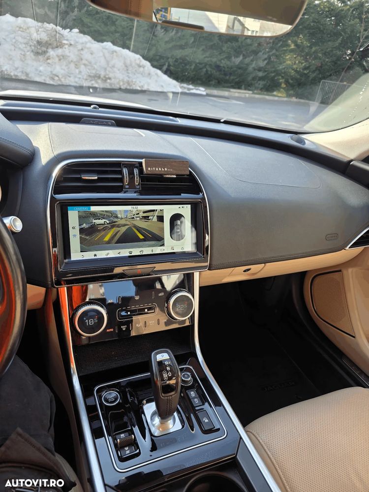 Jaguar XE P250 RWD Standard S - 12