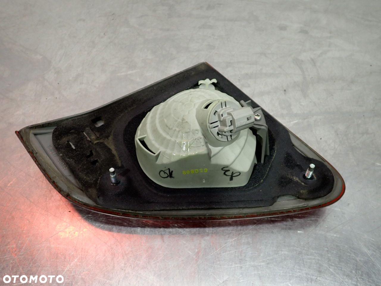 LAMPA LEWA TYLNA W KLAPIE TOYOTA COROLLA E15 - 4