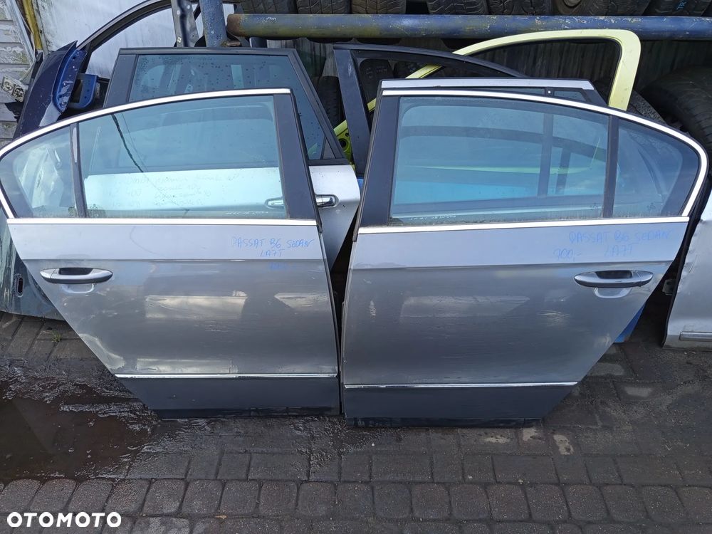 DRZWI VW PASSAT B6 SEDAN PRAWE KOD KOLORU LA7T TYLNE SZYBA PODNOŚNIK ZAMEK KLAMKA LISTWA ZGARNIAJĄCA - 1