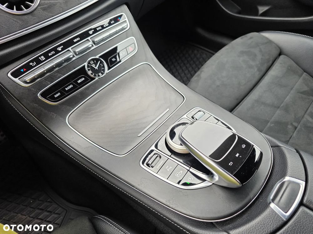 Mercedes-Benz Klasa E 200 4-Matic 9G-TRONIC - 21
