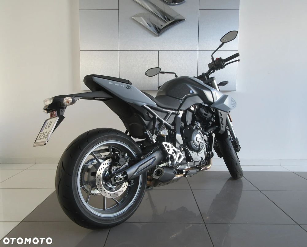 Suzuki GSX - 6