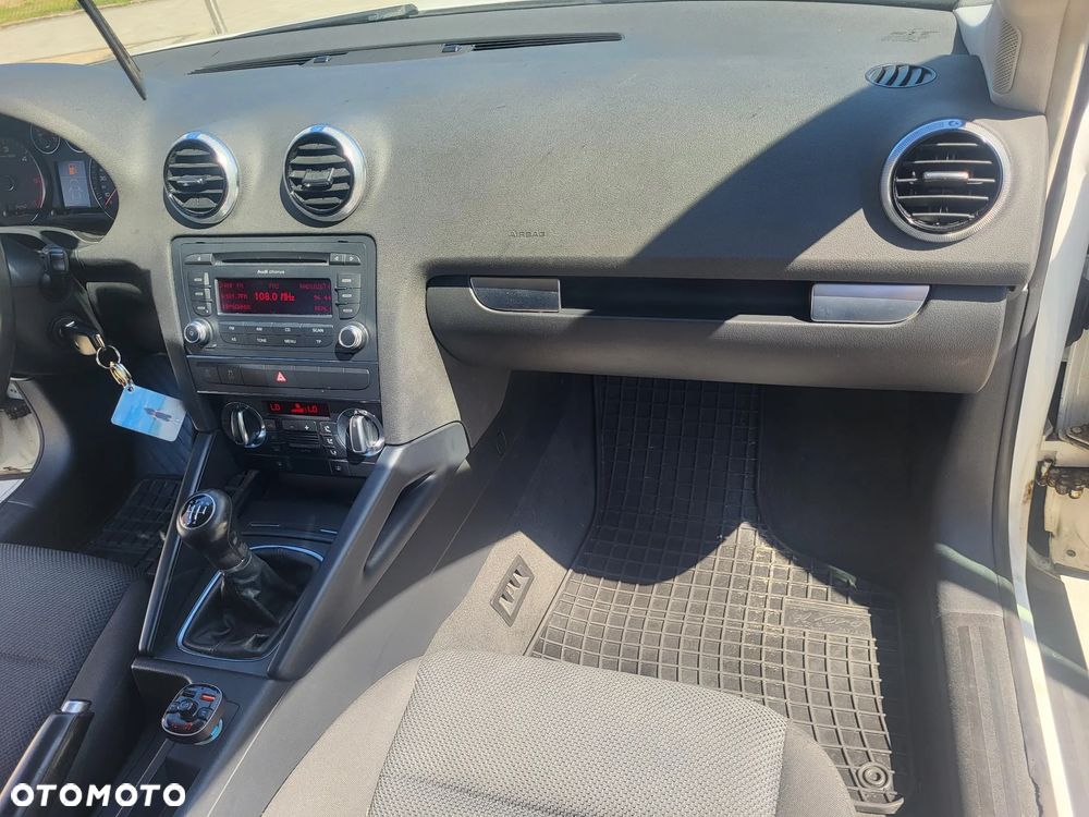 Audi A3 Sportback 1.6 TDI DPF Ambiente - 14