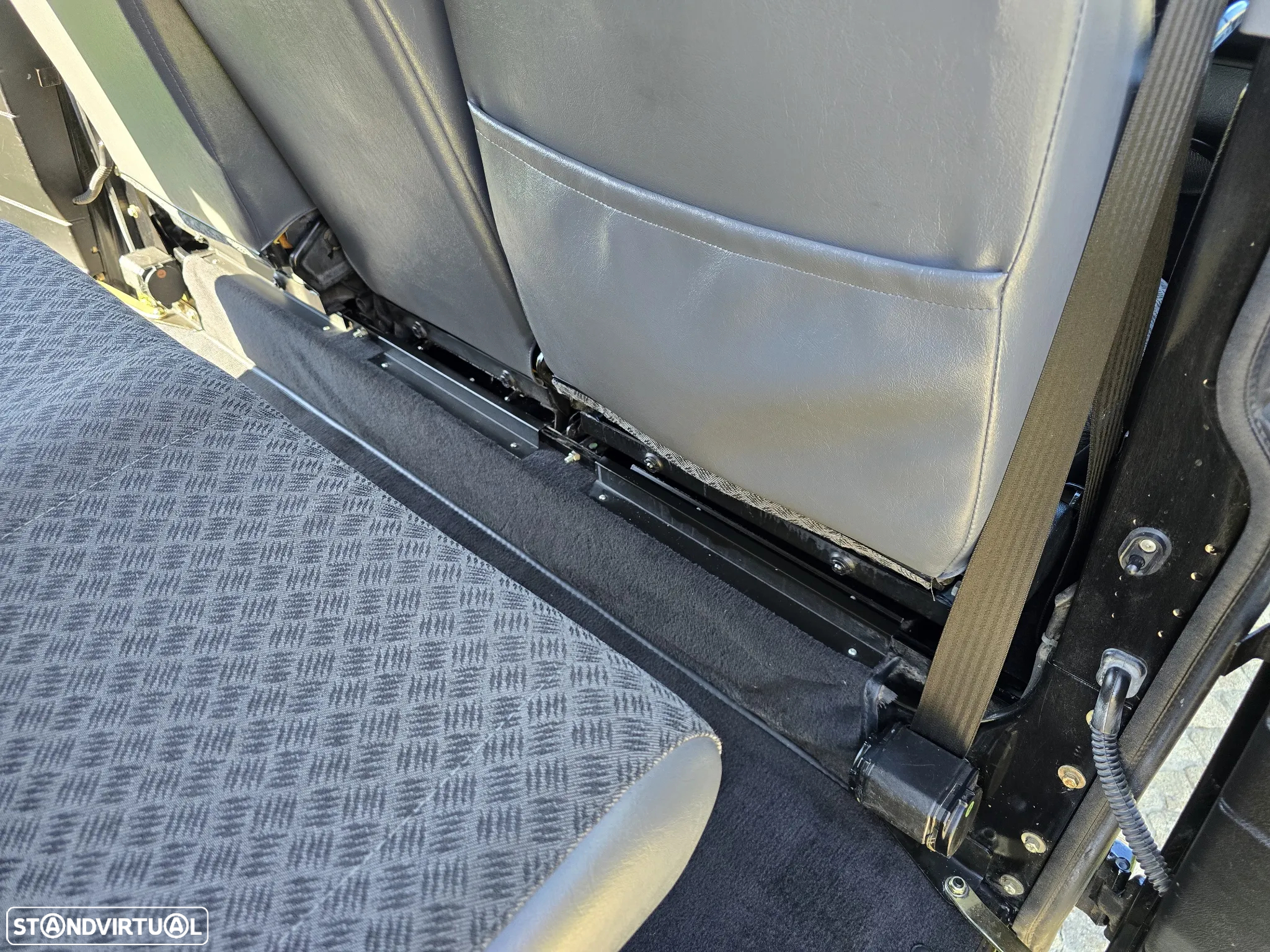 Land Rover Defender - 24