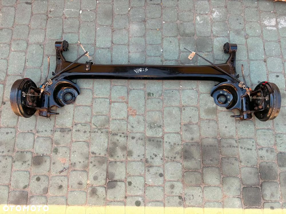 Tylna belka toyota yaris 1 yaris 1 verso Bębny Bez ABS Orginał bez rdzy super stan import italy - 1