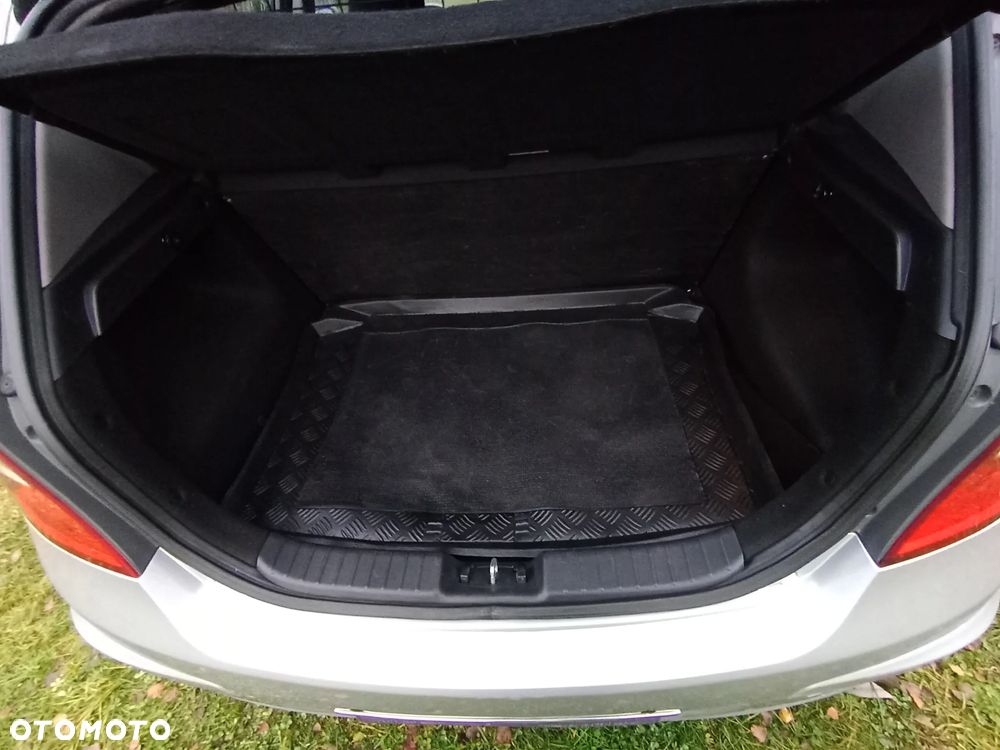 Hyundai i30 1.6 CRDi Base + World Cup - 30