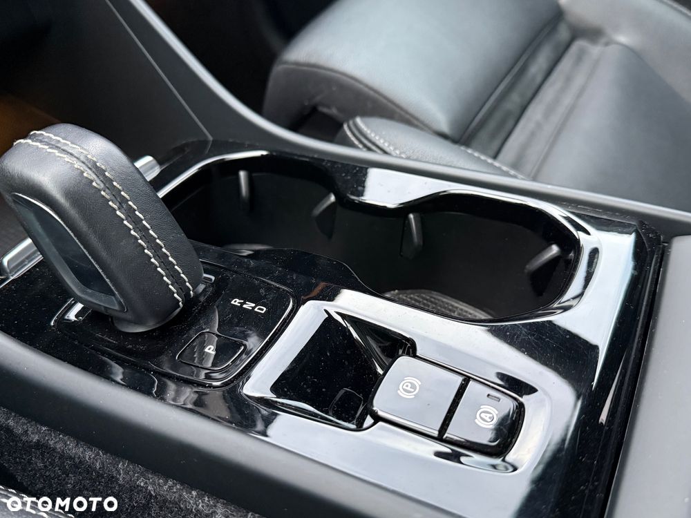 Volvo XC 40 B4 B DKG Ultra Dark - 33