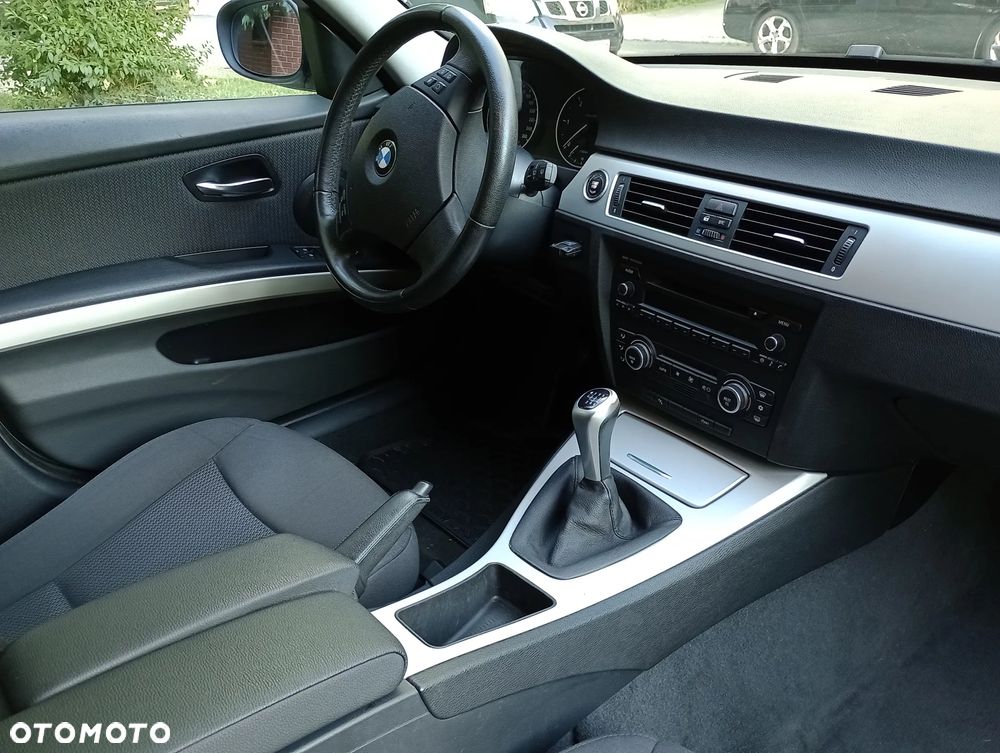 BMW Seria 3 318d DPF Touring - 12