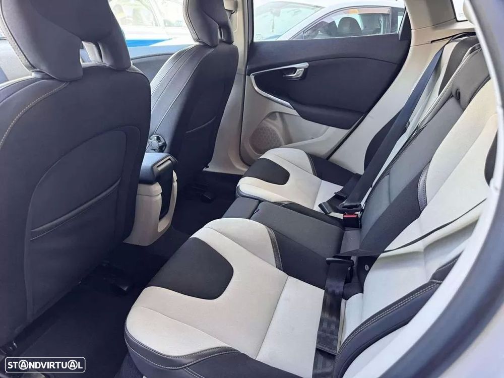 Volvo V40 Cross Country 2.0 D4 Momentum - 9