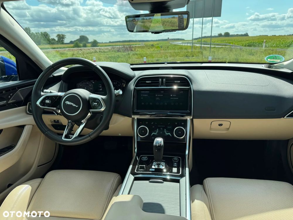 Jaguar XE 25t Prestige - 19