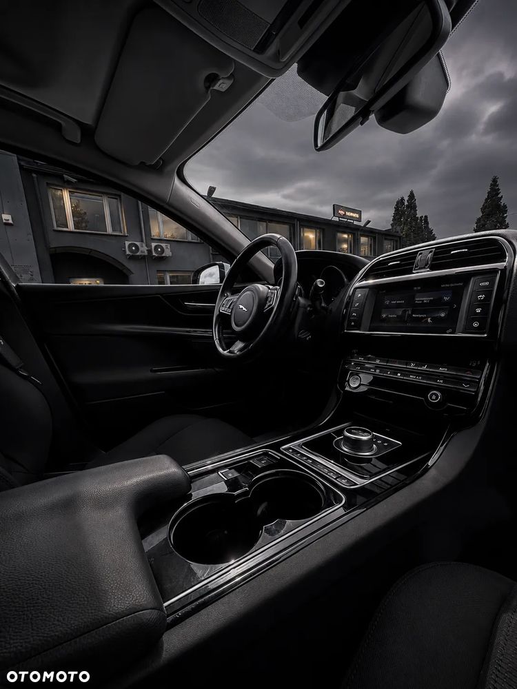 Jaguar XE - 15