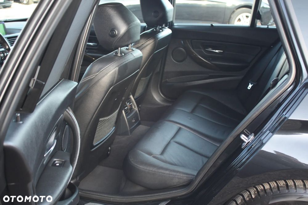 BMW Seria 3 328i Sport-Aut Luxury Line - 32
