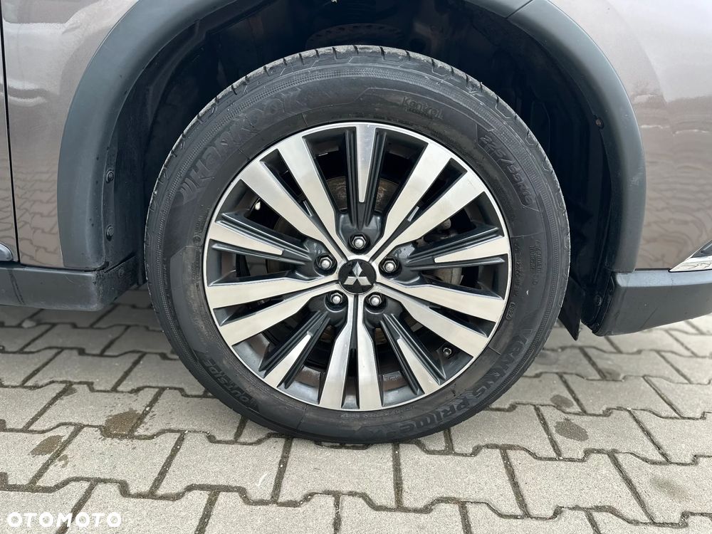 Mitsubishi Outlander 2.0 Instyle + 4WD CVT - 11