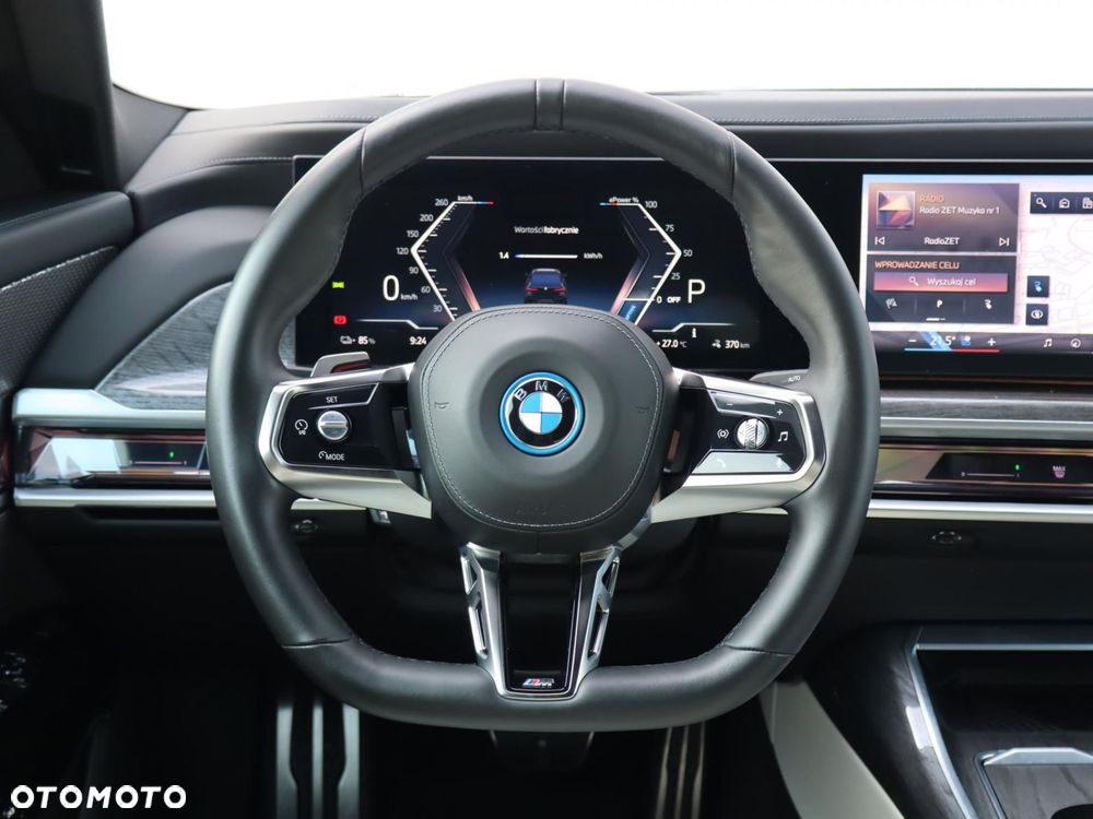BMW i7 - 12