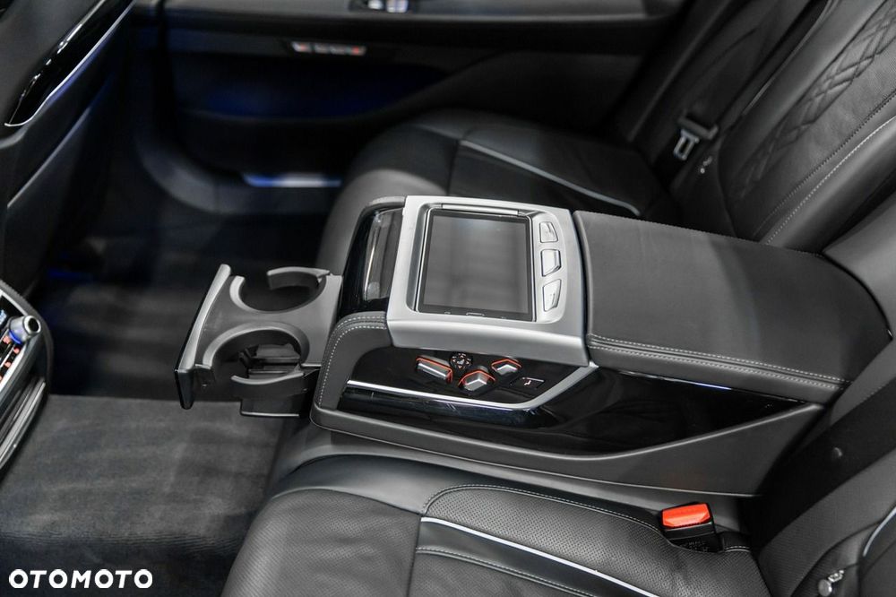 BMW Seria 7 M760Li xDrive - 37