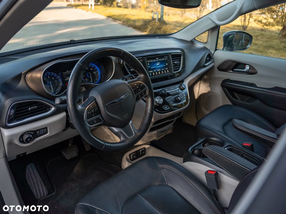 Chrysler Pacifica - 11