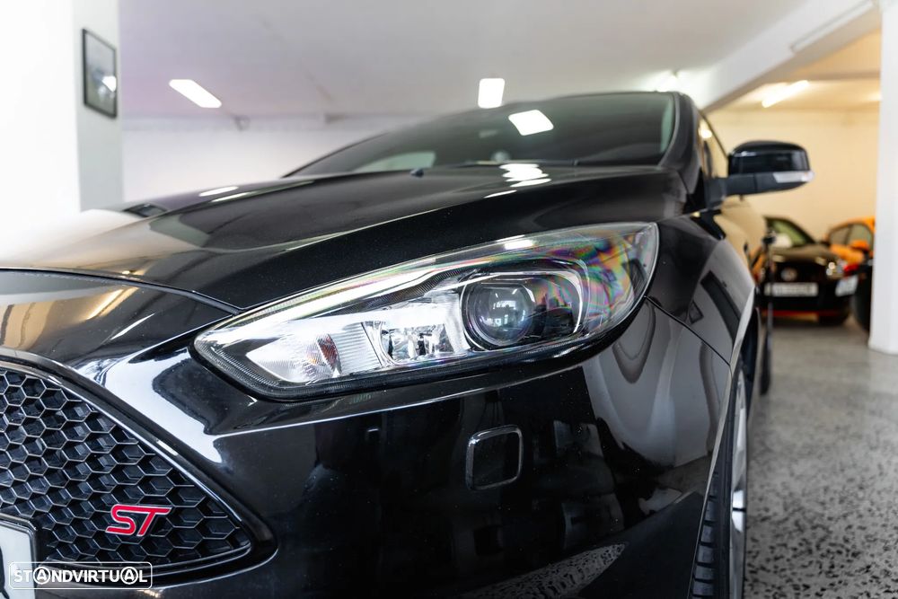 Ford Focus 2.0 EcoBoost ST c/ Pack Pele Desportiva - 8