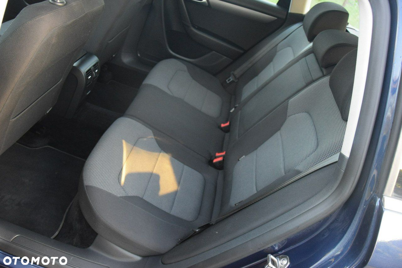 Volkswagen Passat Variant 2.0 Blue TDI SCR Comfortline - 19
