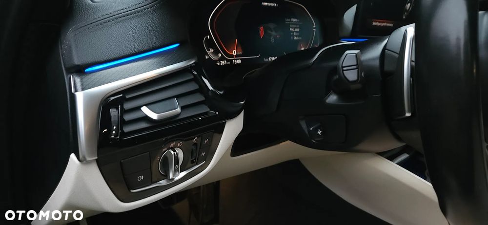 BMW Seria 5 M550i xDrive - 15