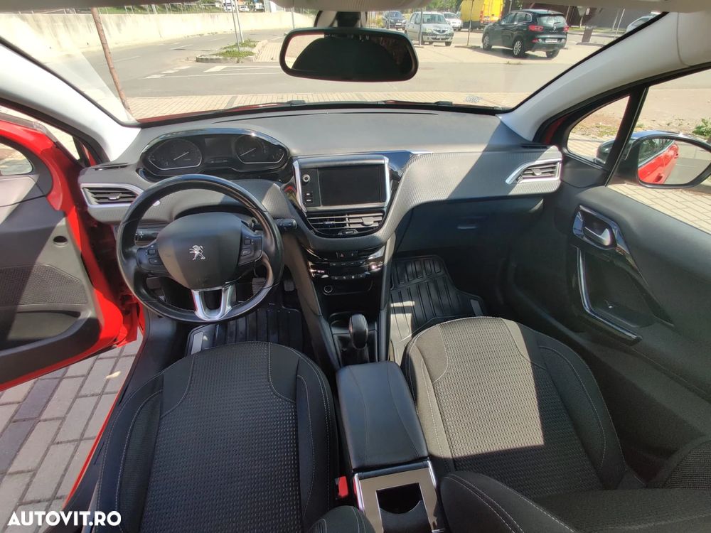 Peugeot 208 1.2 L PureTech Turbo STT Allure - 14