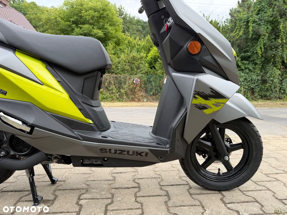 Suzuki Avenis - 15