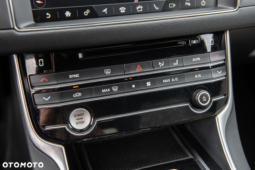 Jaguar XF P250 R-Dynamic BLACK - 26