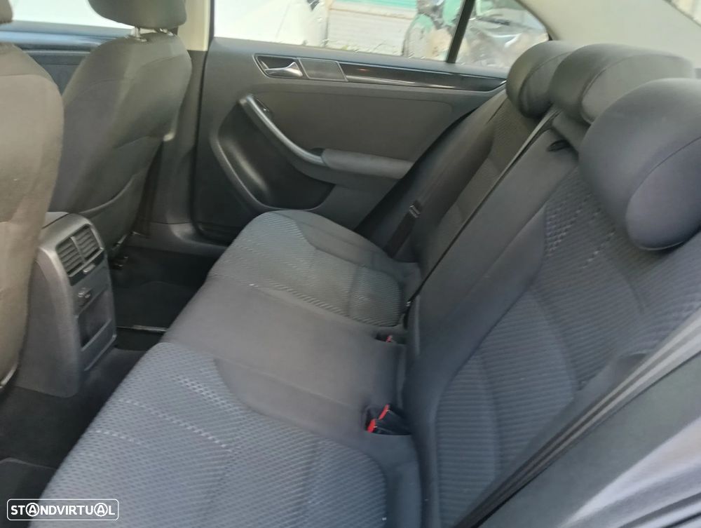 VW Jetta 1.6 TDi Blue Motion Comfortline - 12