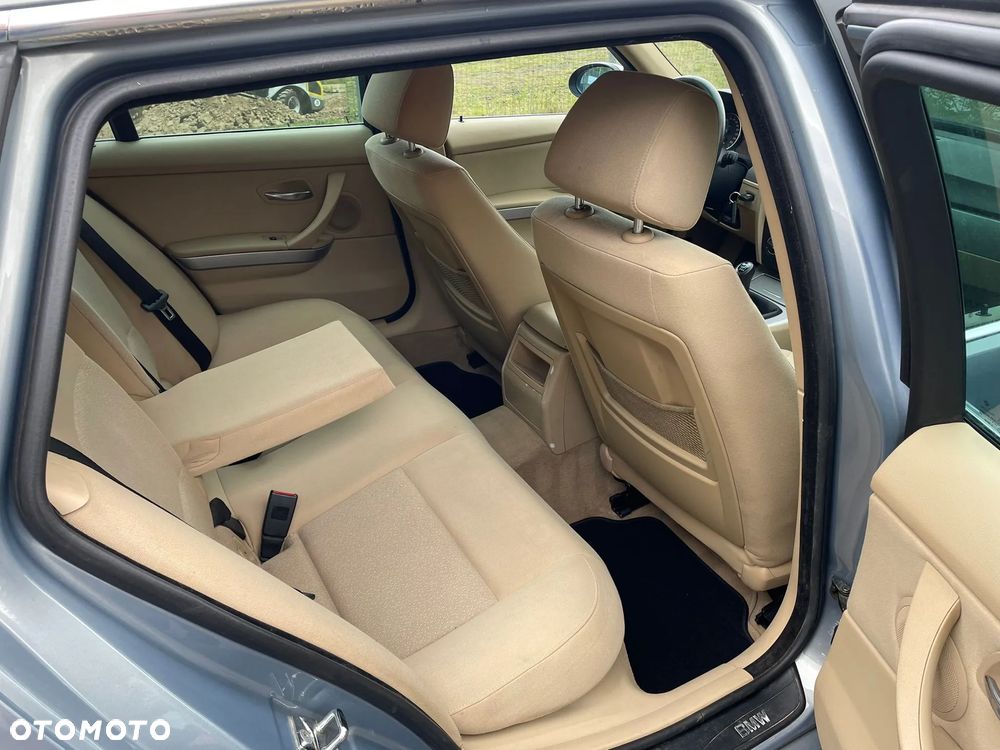 BMW Seria 3 325i Touring - 8