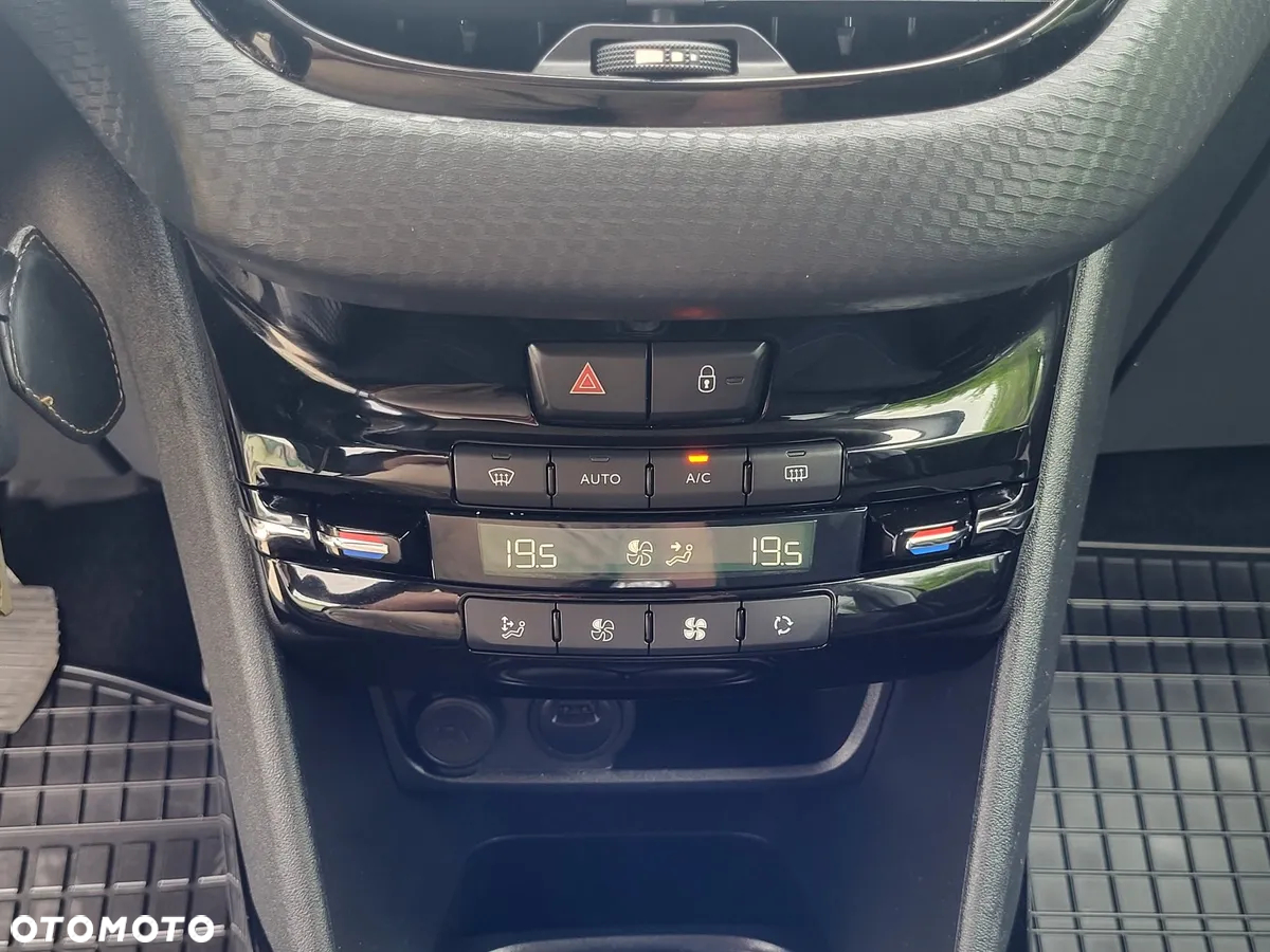 Peugeot 2008 1.2 Pure Tech GPF Signature S&S - 19