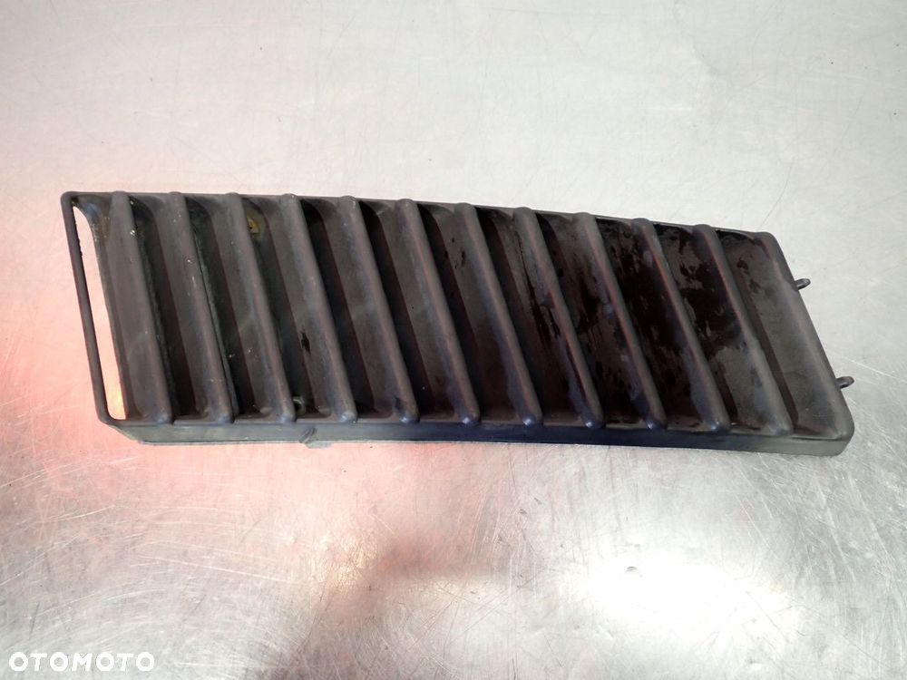 KRATKA WLOT POWIETRZA PRAWY TYŁ VOLKSWAGEN T3 - 2