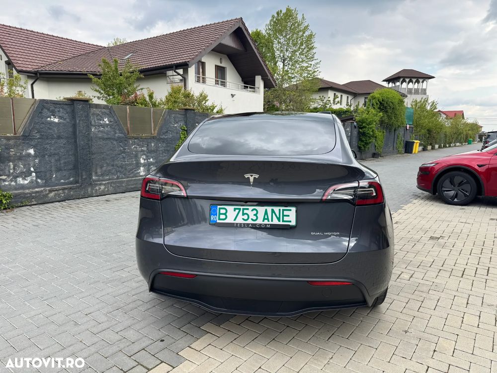 Tesla Model Y - 5