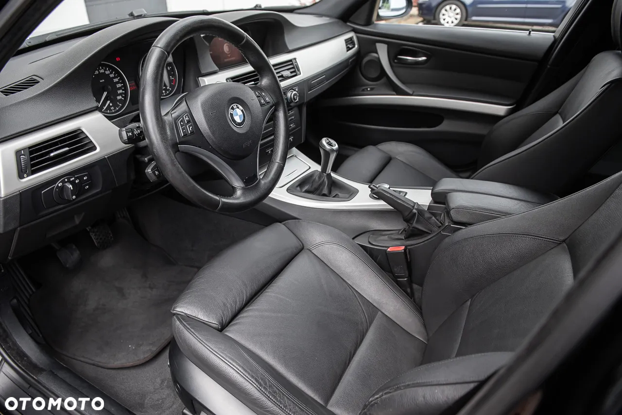 BMW Seria 3 325xi Touring - 13