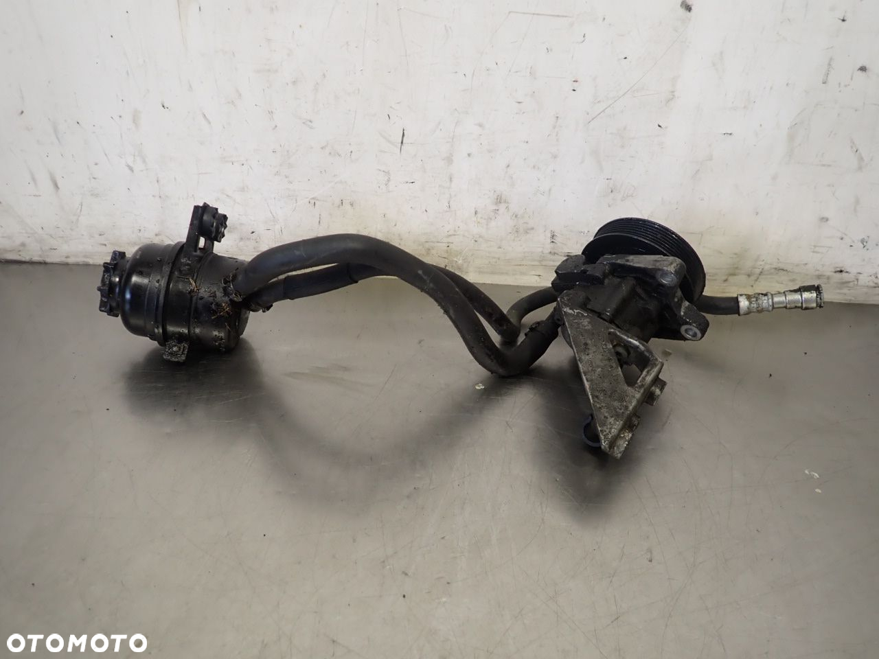 POMPA WSPOMAGANIA Z ZBIORNICZKIEM BMW E91  6768034-02 7539015-02 - 3