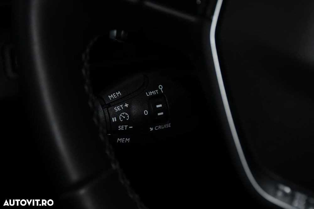 Peugeot 3008 1.2 PureTech Turbo S&S EAT6 Allure - 23