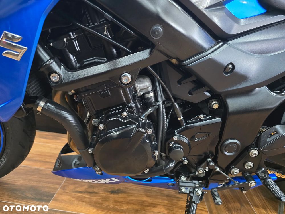 Suzuki GSX - 11