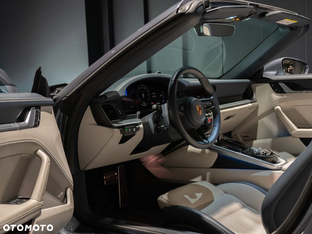 Porsche 911 Carrera GTS - 18