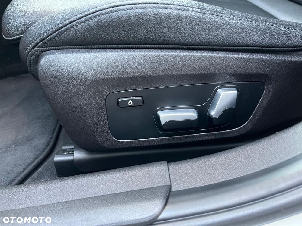 BMW Seria 3 330i xDrive - 16