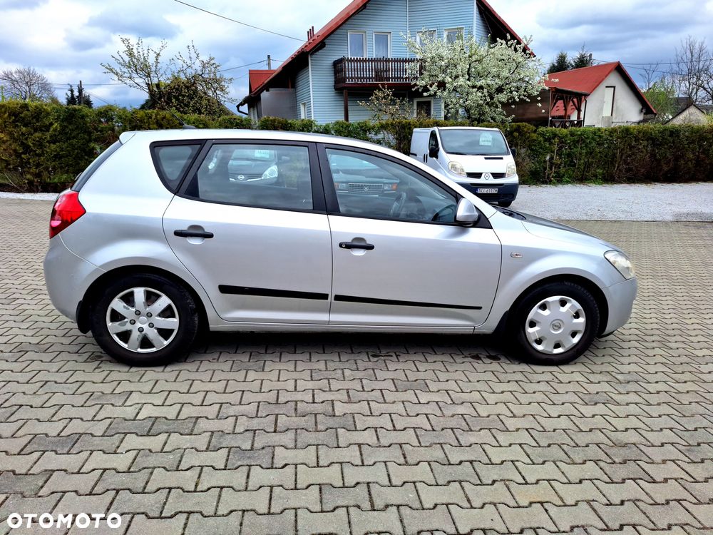 Kia Ceed - 12
