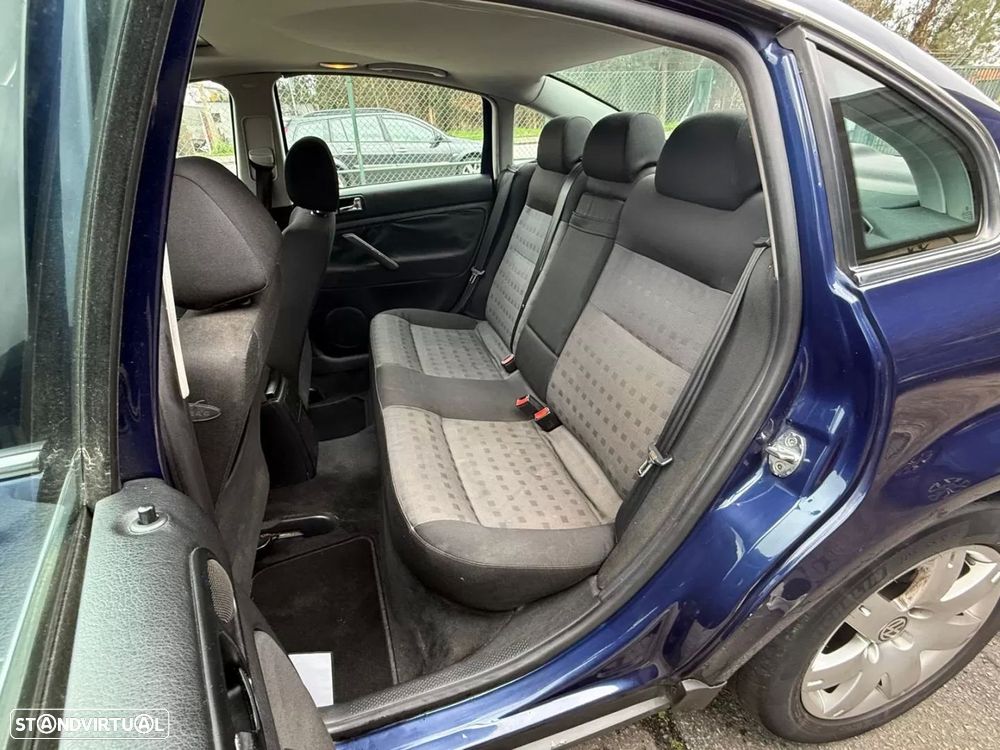 VW Passat 1.9 TDi Highline - 17