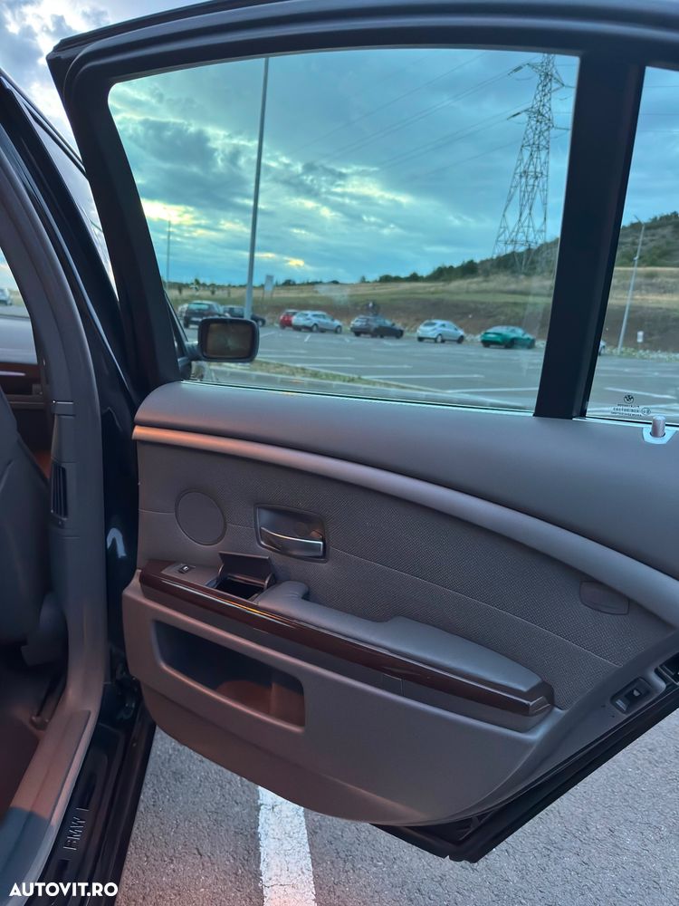 BMW Seria 7 745i A - 27