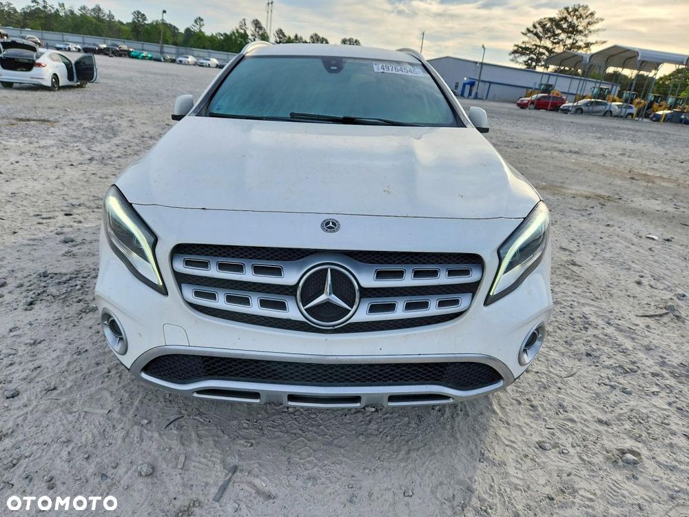 Mercedes-Benz GLA - 2