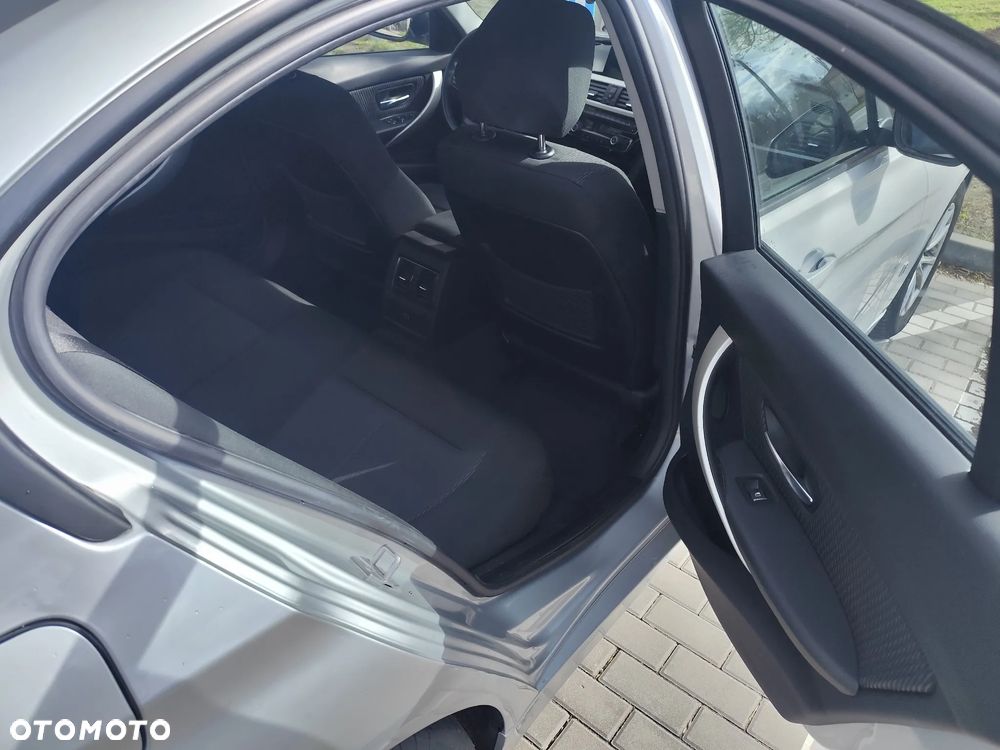 BMW Seria 3 330i Sport Line - 9