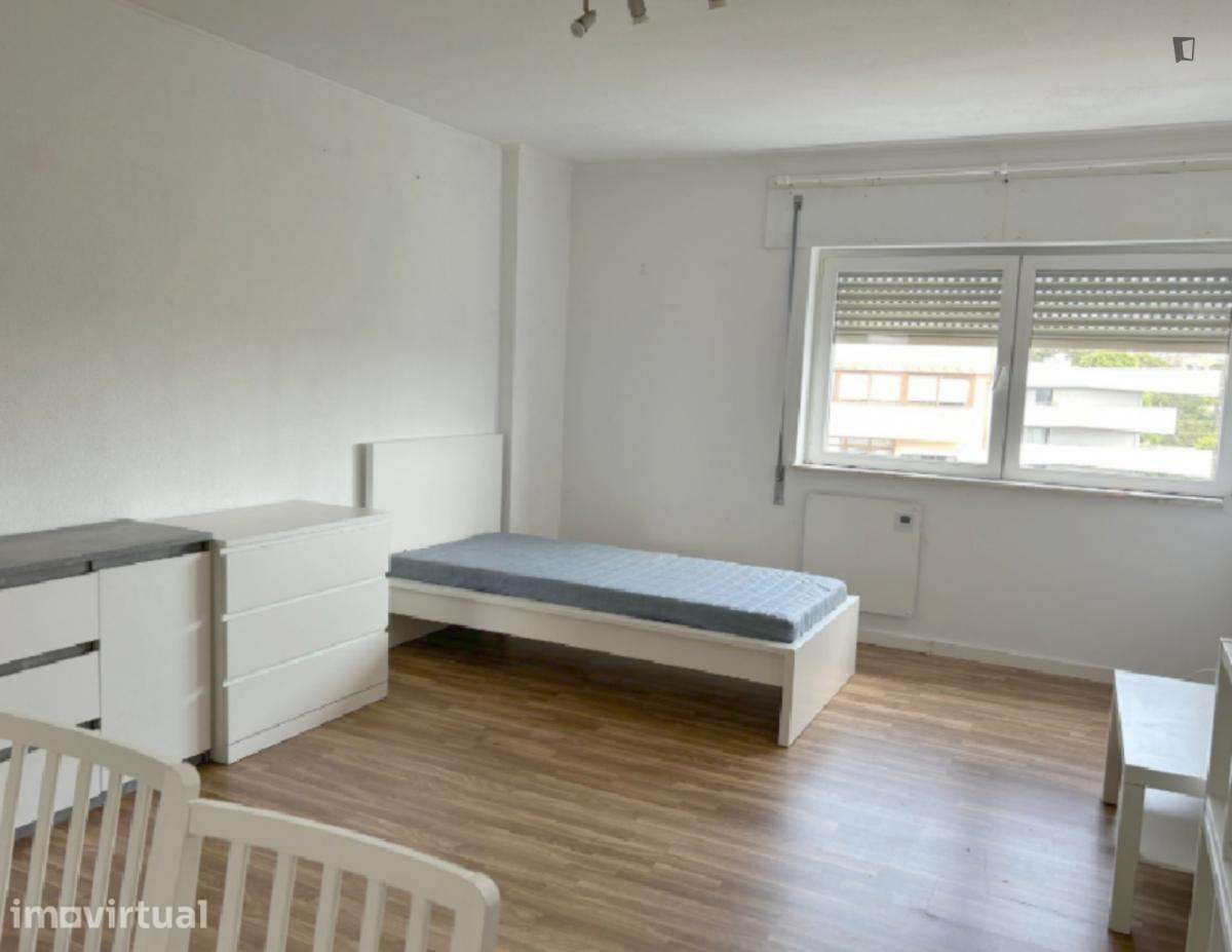 Quarto - localizado em Matosinhos Porto - Grande imagem: 2/5