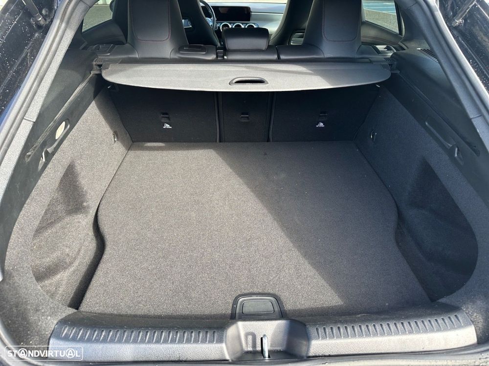 Mercedes-Benz CLA 250 e Shooting Brake AMG Line - 13