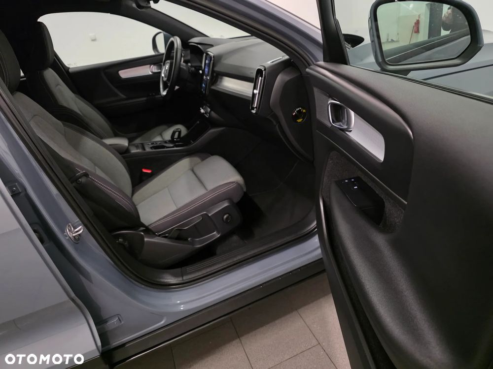 Volvo XC 40 B3 B DKG Ultra Dark - 31