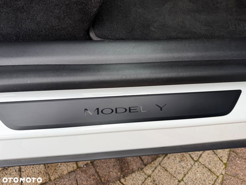 Tesla Model Y Long Range AWD - 32