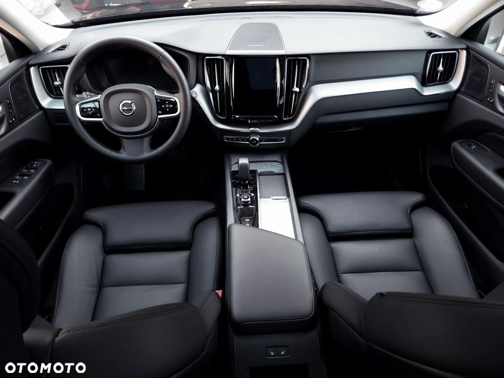 Volvo XC 60 B4 D AWD Plus Dark - 8