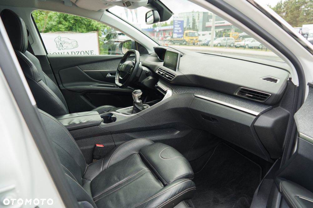 Peugeot 3008 1.2 PureTech GPF Allure S&S - 18