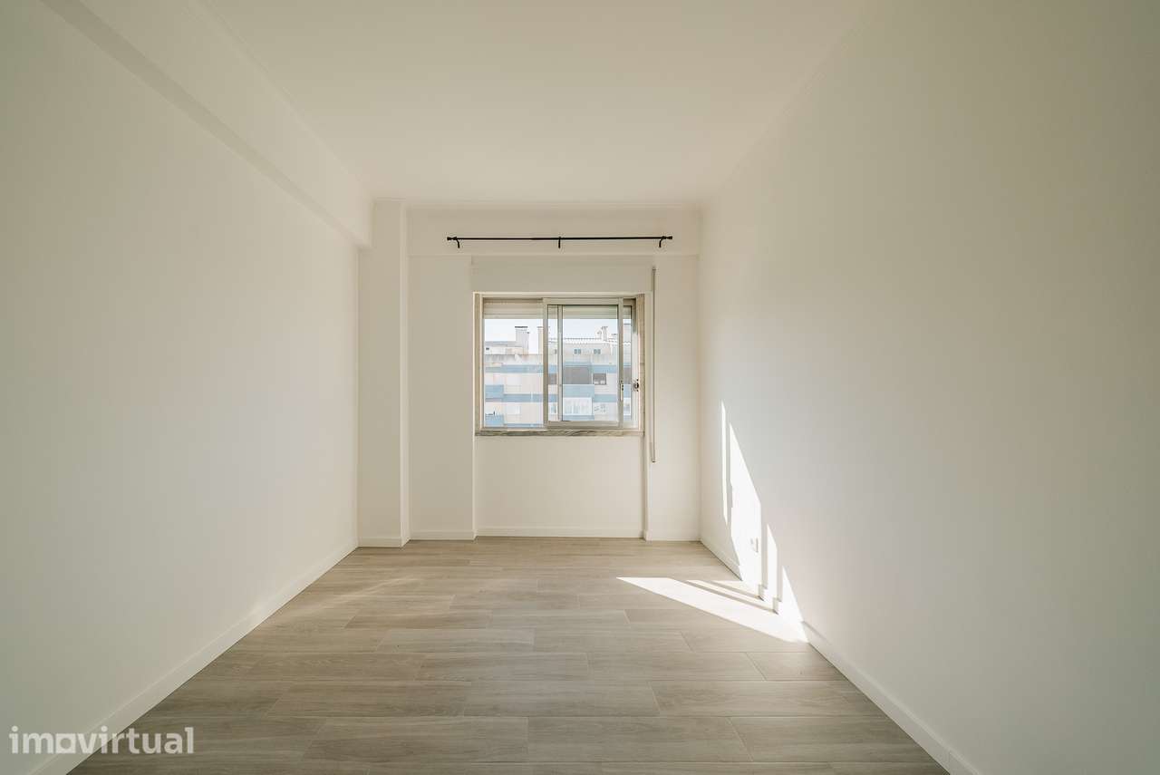 Apartamento T3 Totalmente Remodelado em Santa Clara | Varanda - Grande imagem: 5/24